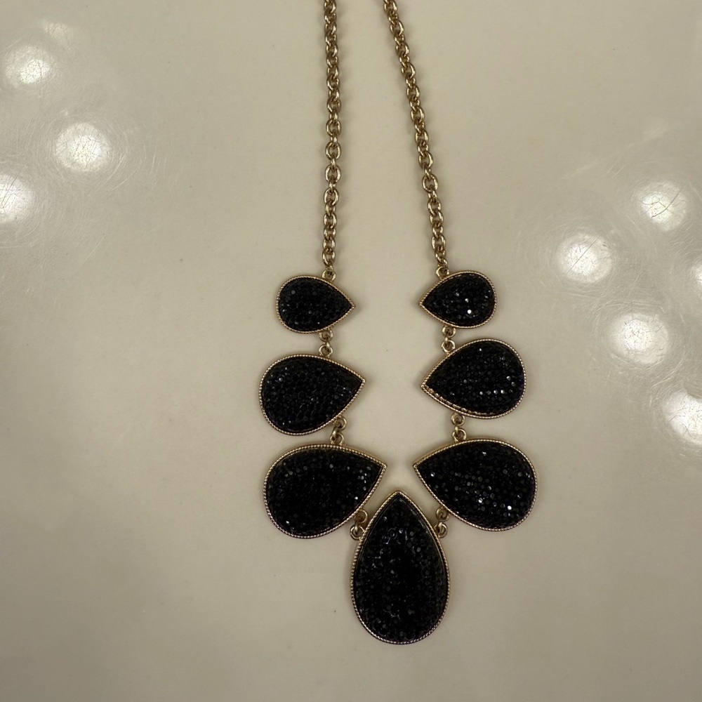 Elegant Black Teardrop Necklace